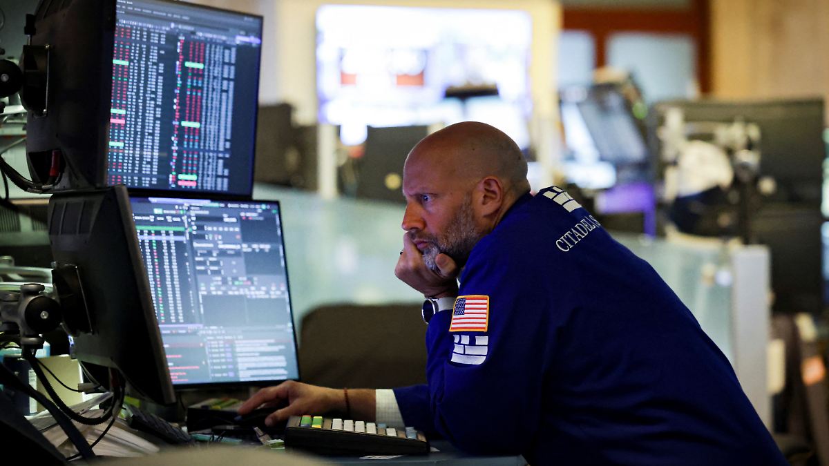 Tesla rutschen ab: Trumps Zoll-Pläne lasten auf der Wall Street