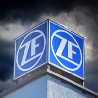 ZF, einer der weltweit größten Autozulieferer, schrieb zuletzt tiefrote Zahlen. Ab Mitte Mai verkürzt das Unternehmen nun für fast 3000 Mitarbeiter die Arbeitszeiten.