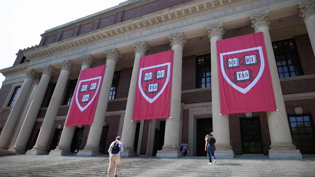 Eingefrorene Milliarden: Richterin macht im Streit um Harvard-Gelder Druck auf Trump