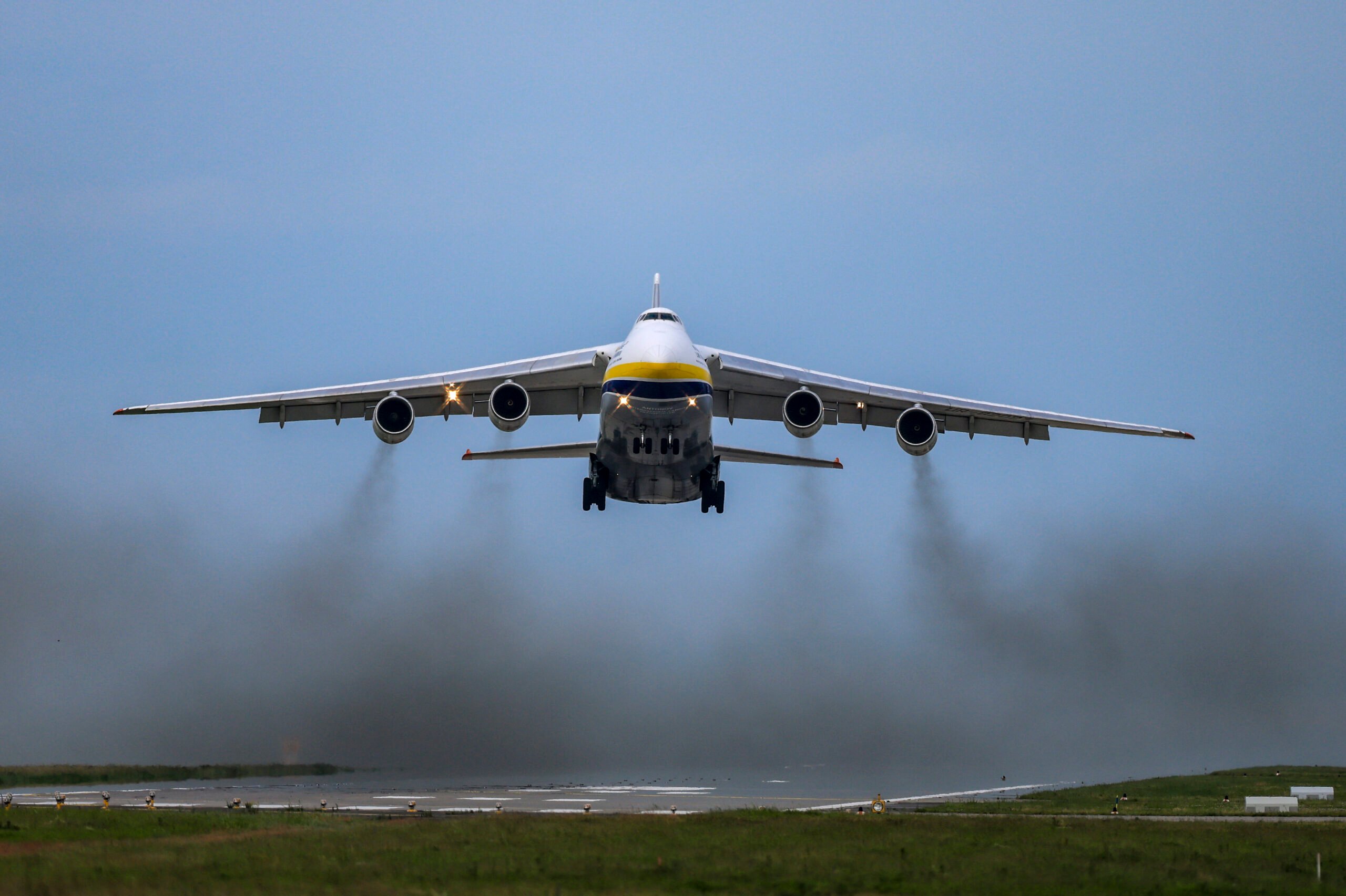 Eine Antonow 124 (An-124), eines der größten Frachtflugzeuge der Welt, am Flughafen Leipzig/Halle.