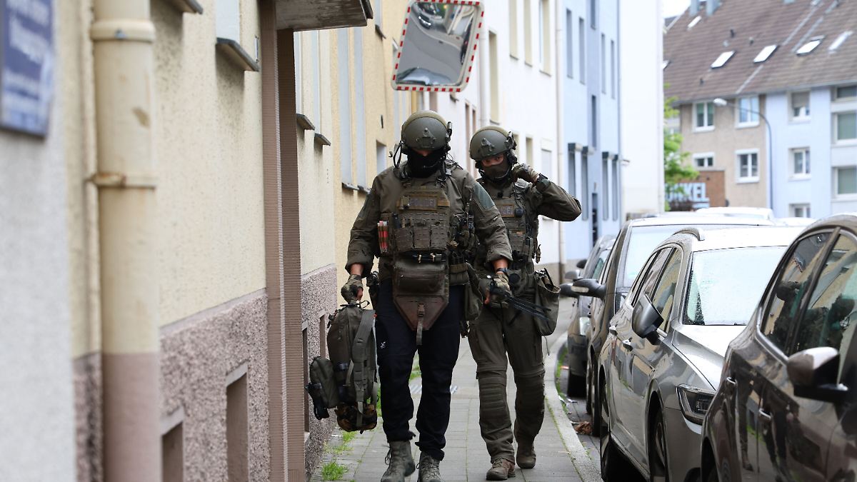 Mann droht mit Schusswaffe: SEK stürmt versehentlich falsche Wohnung