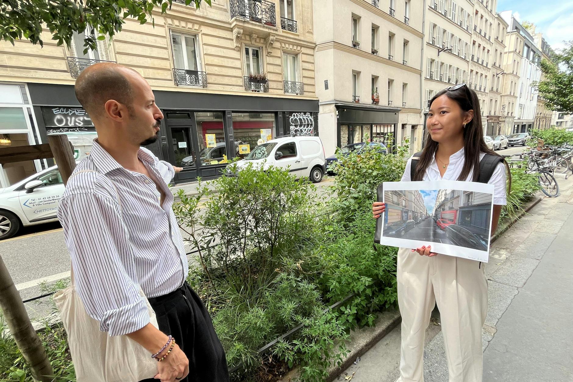 Unterwegs mit Mitarbeitern der Stadt: Andoni Briones und Justine LE zeigen, wie die Rue de la Fontaine-du-Roi im 11. Arrondissement vorher und jetzt aussieht. Anstelle von Autostellplätzen ist ein Grünstreifen entstanden.