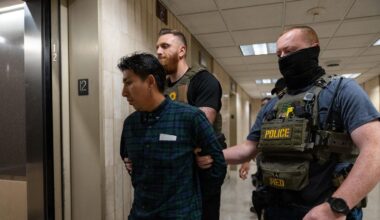 Umgang der USA mit "Illegalen": Eine Hand nimmt von Migranten, die andere schiebt sie ab