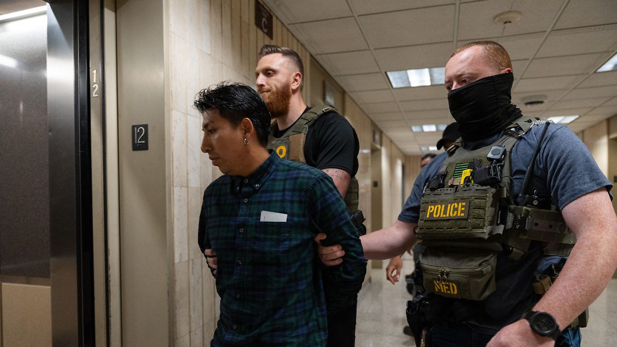 Umgang der USA mit "Illegalen": Eine Hand nimmt von Migranten, die andere schiebt sie ab