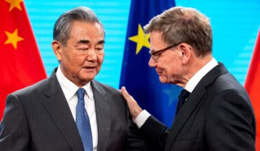 Außenminister Wang in Berlin: Wadephul drängt Peking zu mehr Druck auf Putin
