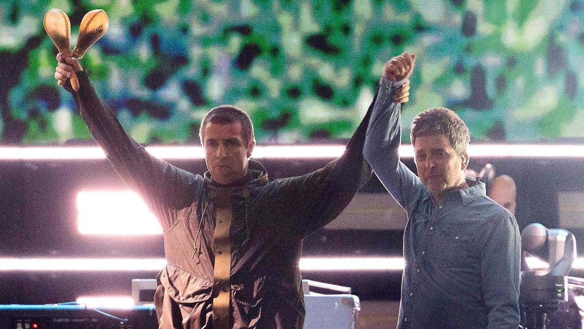 Weltweite Reunion-Tour gestartet: Oasis begeistern in Cardiff 74.000 Fans