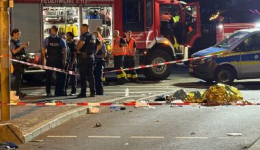 Tödlicher Unfall in Frankfurt: Auto rammt Gruppe von E-Scootern - Zwillinge sterben