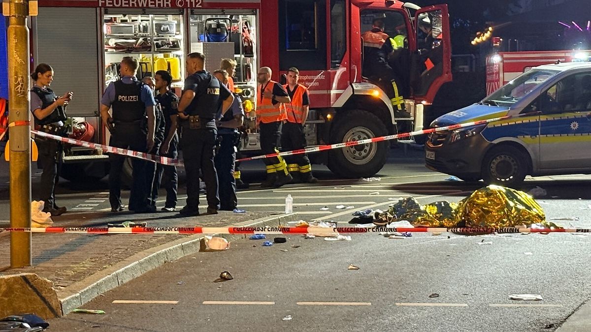 Tödlicher Unfall in Frankfurt: Auto rammt Gruppe von E-Scootern - Zwillinge sterben