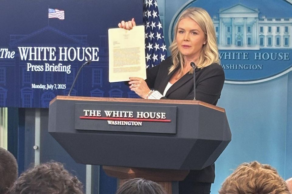 Die Pressesprecherin des Weißen Hauses, Karoline Leavitt, zeigt einen Brief von US-Präsident Donald Trump.
