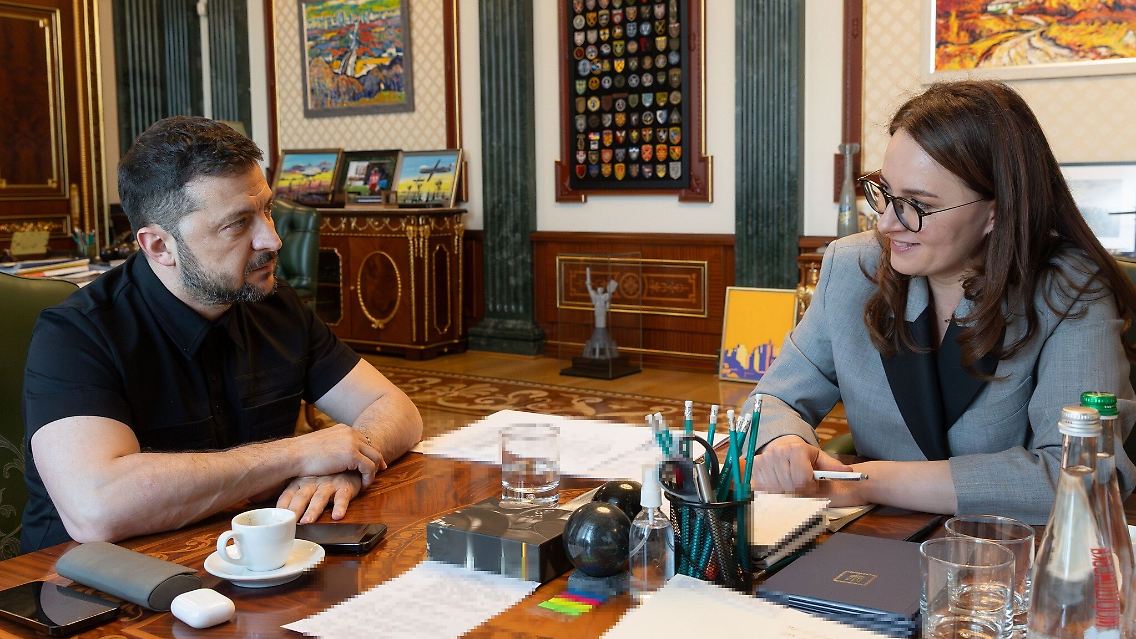 Der ukrainische Präsident Wolodymyr Selenskyj trifft sich mit Julia Swyrydenko. Die 39-Jährige ist eine Wirtschaftsfachfrau.