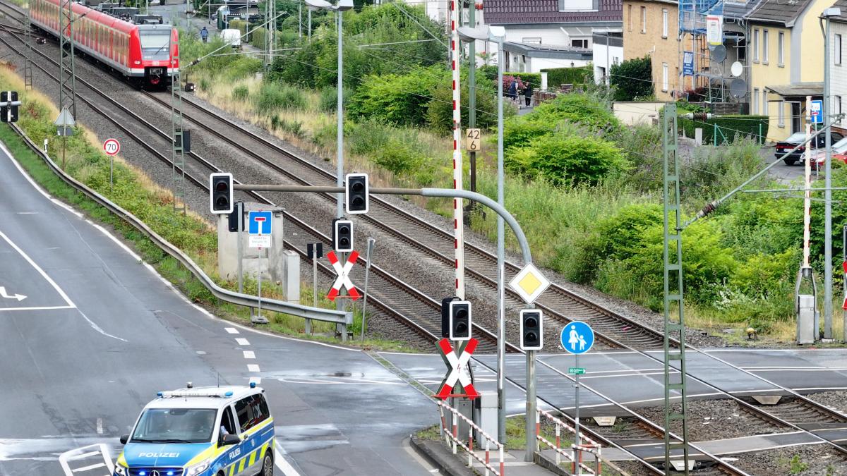 S-Bahn erfasst bei Bonn im Rhein-Sieg-Kreis zwei Menschen