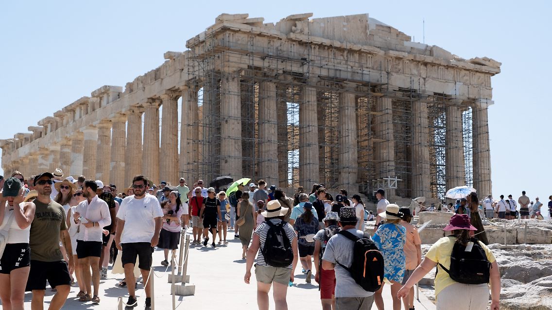Mittags ist die Akropolis geschlossen, zu den anderen Zeiten tummeln sich die Touristen in der prallen Sonne.