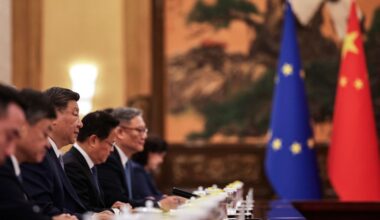 Der chinesische Präsident Xi Jinping (3.v.l) hält die Eröffnungsrede während des Gipfeltreffens zwischen der Europäischen Union und China