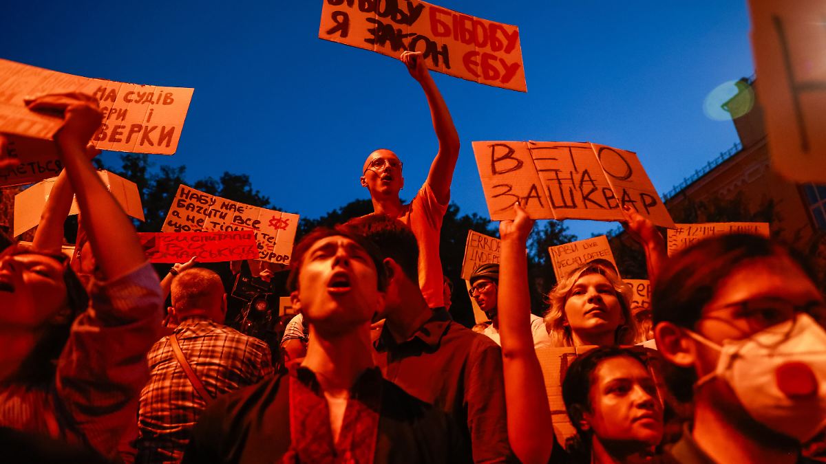 Ukraine-Krieg: Demos in Kiew - peinliche Reaktionen in Russland