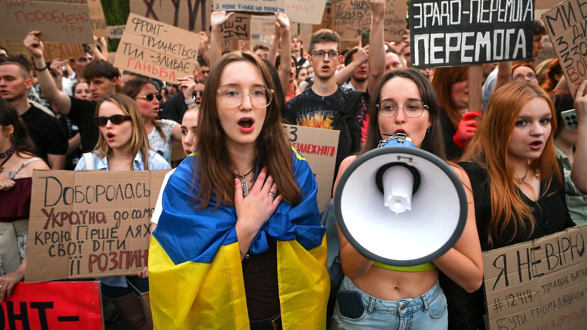 Behörden jetzt zufrieden: Selenskyj legt neues Antikorruptionsgesetz vor