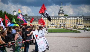 Rund 300 bei "Großem Treffen": "Reichsbürger" rufen in Karlsruhe zum "Widerstand" auf