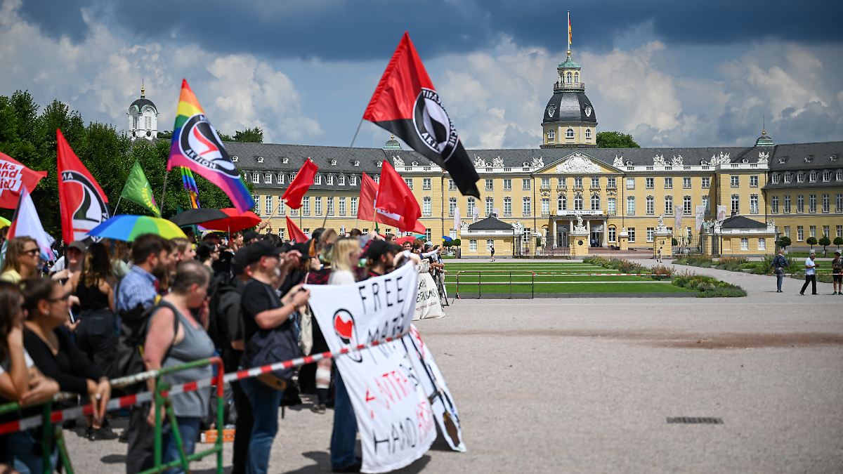 Rund 300 bei "Großem Treffen": "Reichsbürger" rufen in Karlsruhe zum "Widerstand" auf