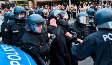 Angriffe und Flaschenwürfe: Polizei meldet Ausschreitungen bei queerer Demo in Berlin