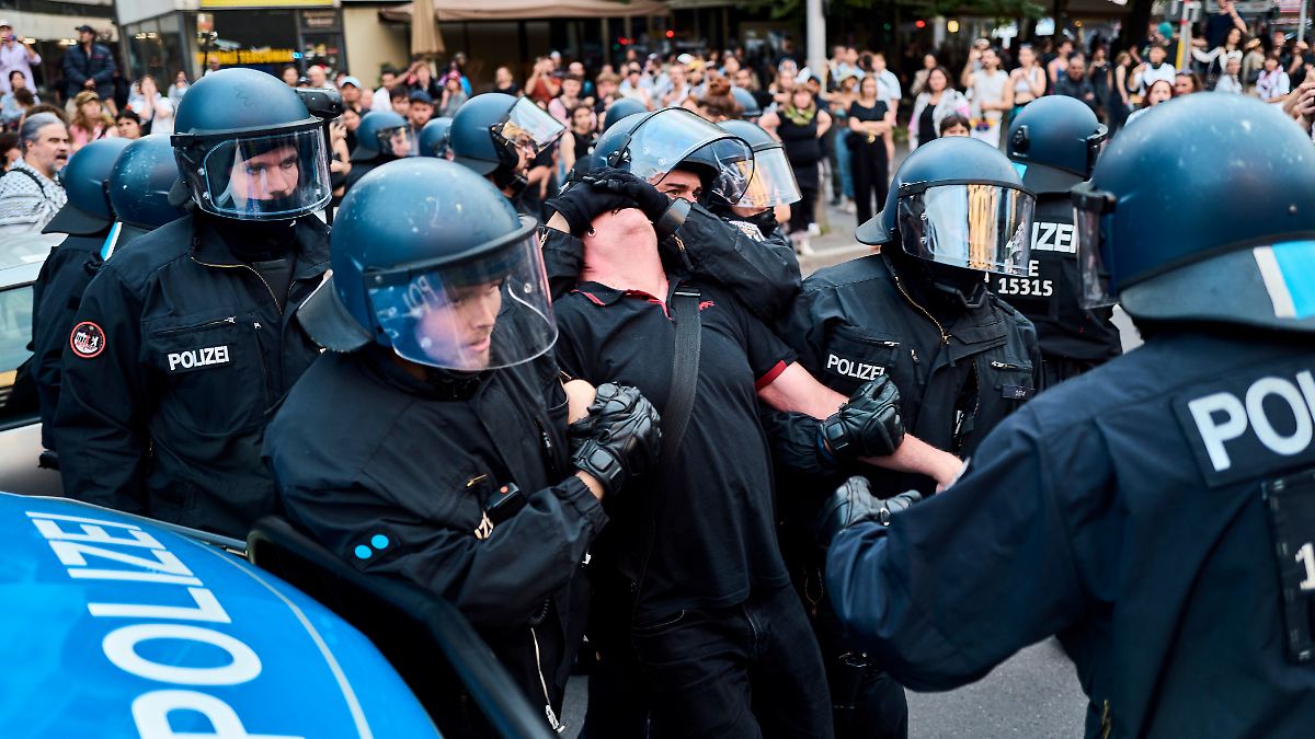 Angriffe und Flaschenwürfe: Polizei meldet Ausschreitungen bei queerer Demo in Berlin