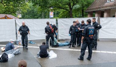 Proteste in Nürnberg: Aktivisten kleben sich wegen Pavian-Tötung vor Tiergarten fest