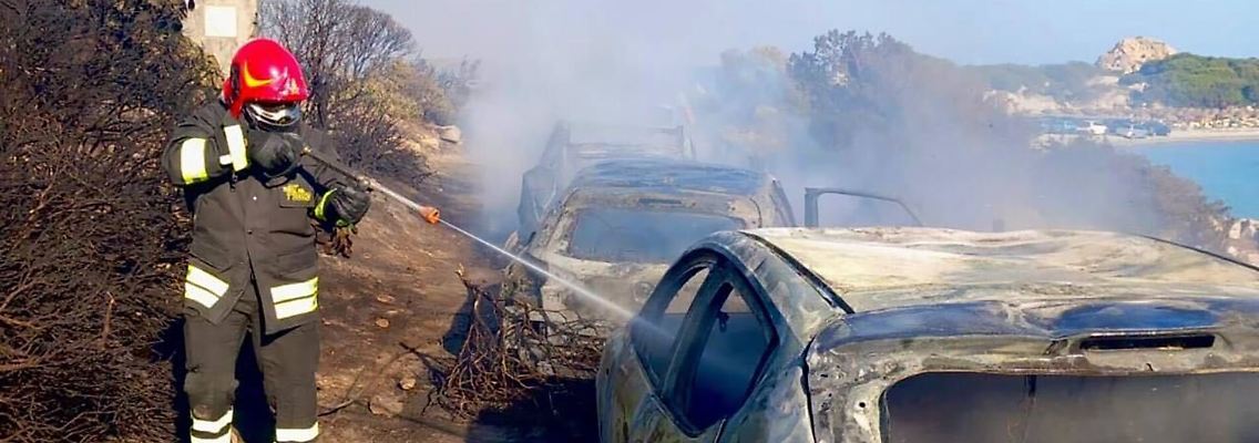 Mehrere Autos fielen den Flammen zum Opfer.