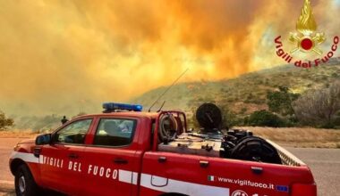 Feuer auf Sardinien: 200 Badegäste fliehen auf Booten vor Waldbrand