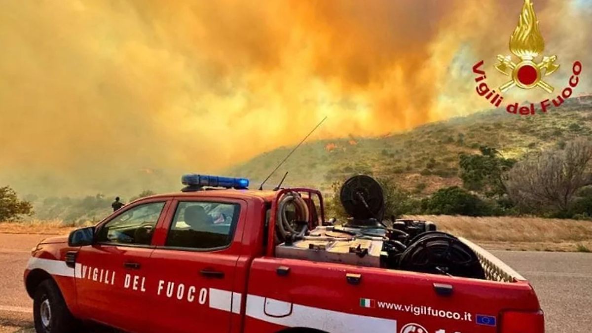 Feuer auf Sardinien: 200 Badegäste fliehen auf Booten vor Waldbrand