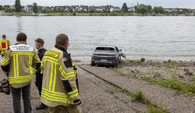 Der Tag: Auto rollt in Bonn in Rhein und treibt mehrere hundert Meter