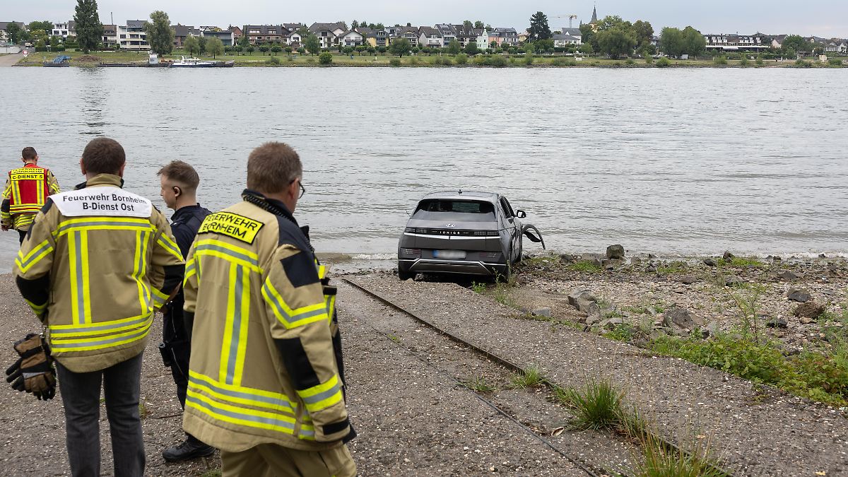 Der Tag: Auto rollt in Bonn in Rhein und treibt mehrere hundert Meter