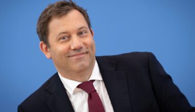 Spardiktat nach Schuldenexzess: Der Klingbeil gibt es, der Klingbeil nimmt es