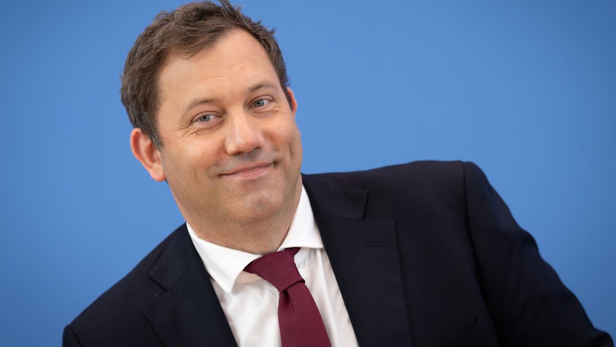 Spardiktat nach Schuldenexzess: Der Klingbeil gibt es, der Klingbeil nimmt es