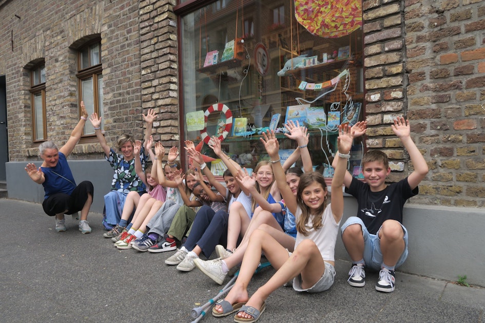 Thema Sommerferien: „Monte“-Schüler dekorieren Buchhandlung in Bickendorf