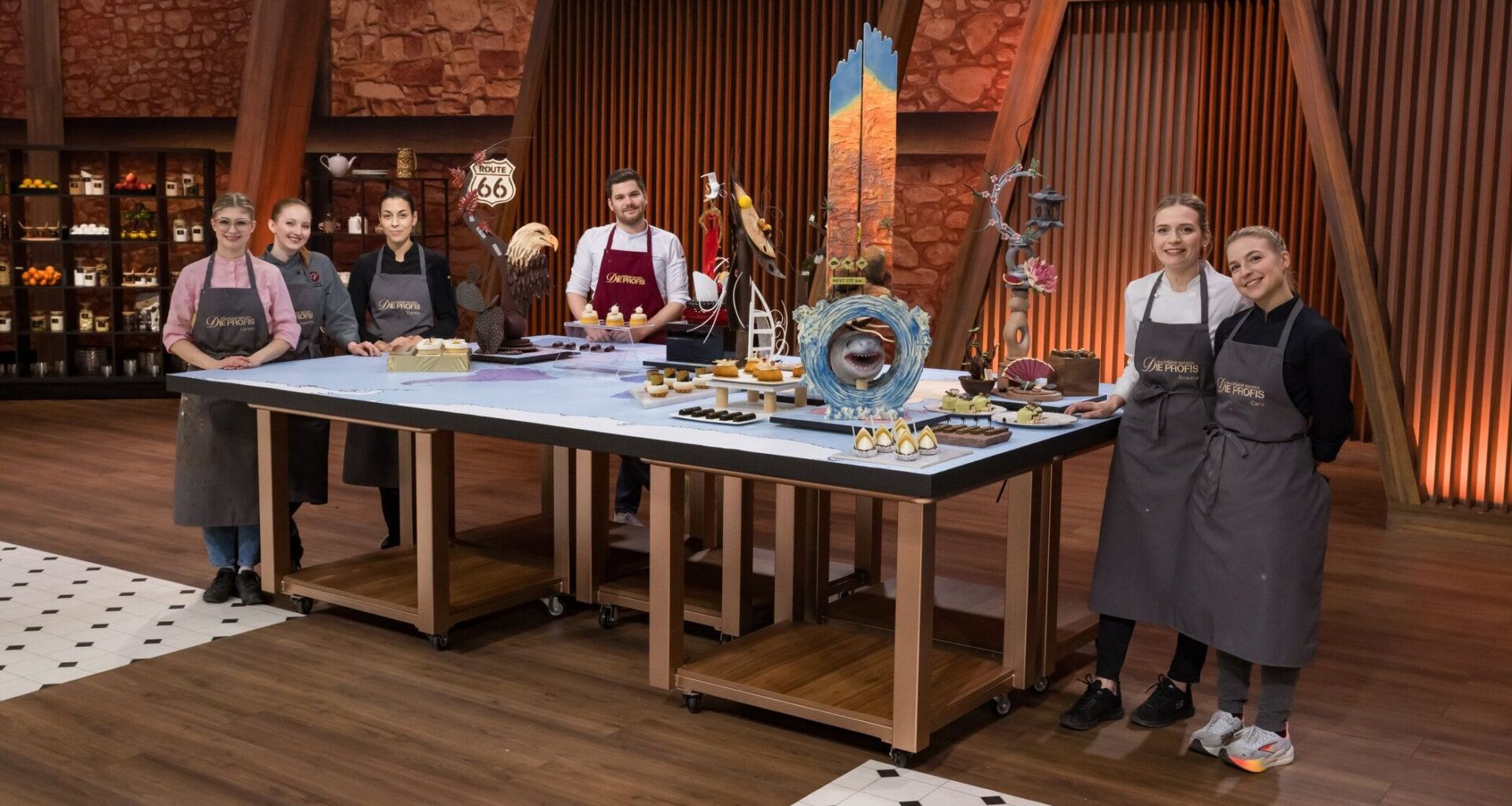 "Das grosse Backen - Die Profis" 2025: Die Profi-Bäckerinnen Larissa, Valentina, Theresa, Benjamin, Rowena und Caro bei ihren süßen Meisterwerken rund um den Globus.