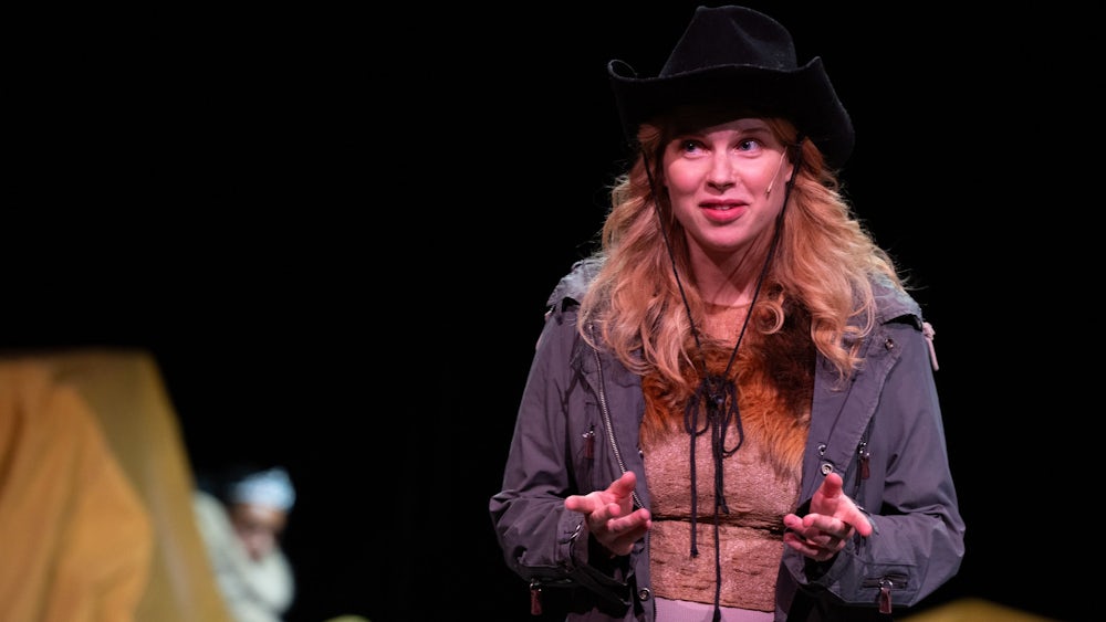 Mal sind die vier Performerinnen Tiere, mal nur Singstimme, dann wieder Fremdenführerin wie hier Aleksandra Matlingiewicz in „Wood Wood Wood – Nothing’s ever good“.