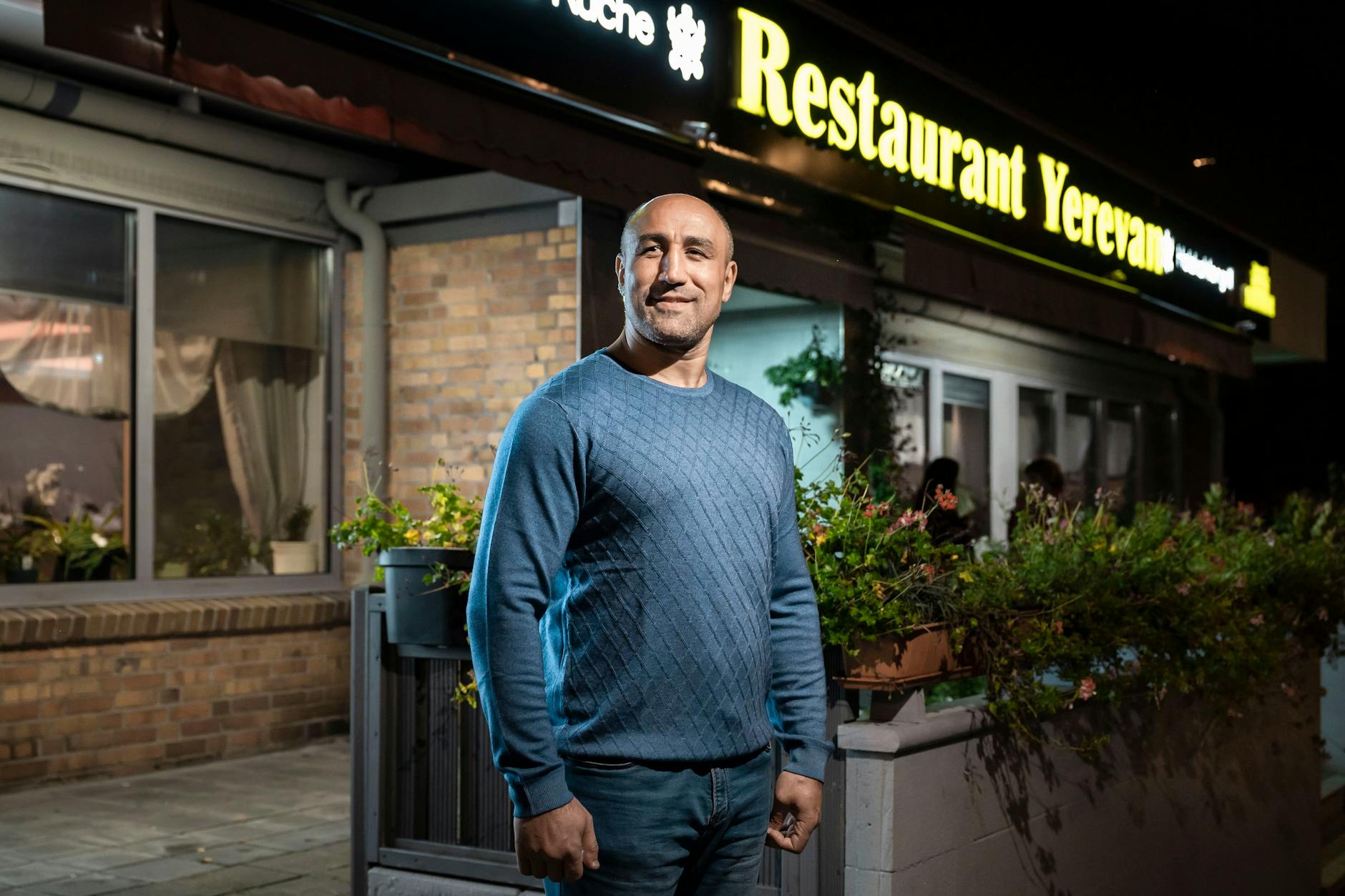 Boxweltmeister Arthur Abraham Ende 2023 vor seinem Stammrestaurant