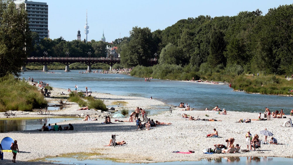 Bei heißen Temperaturen zieht es viele Münchner in die Natur der Isarauen.