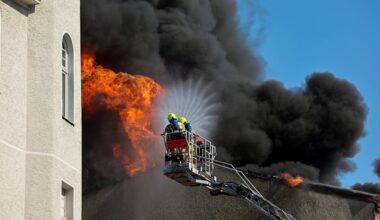 Brand in Dachstuhl: Riesige Rauchsäule über Berlin-Schöneberg | Regional