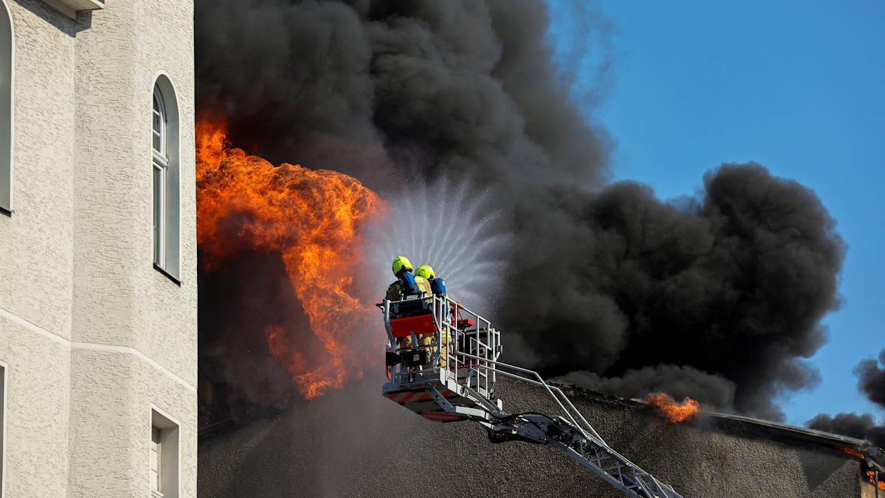 Brand in Dachstuhl: Riesige Rauchsäule über Berlin-Schöneberg | Regional