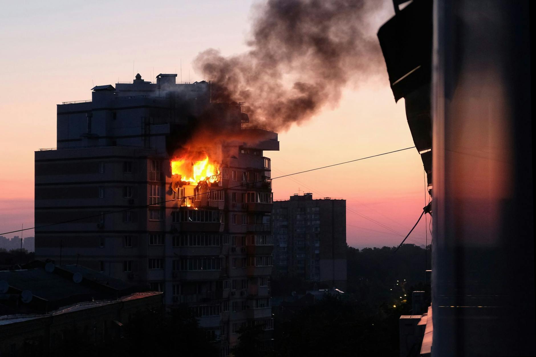 Eine Wohnung in einem mehrstöckigen Wohnhaus steht nach einem russischen Drohnenangriff in der ukrainischen Hauptstadt in Flammen.