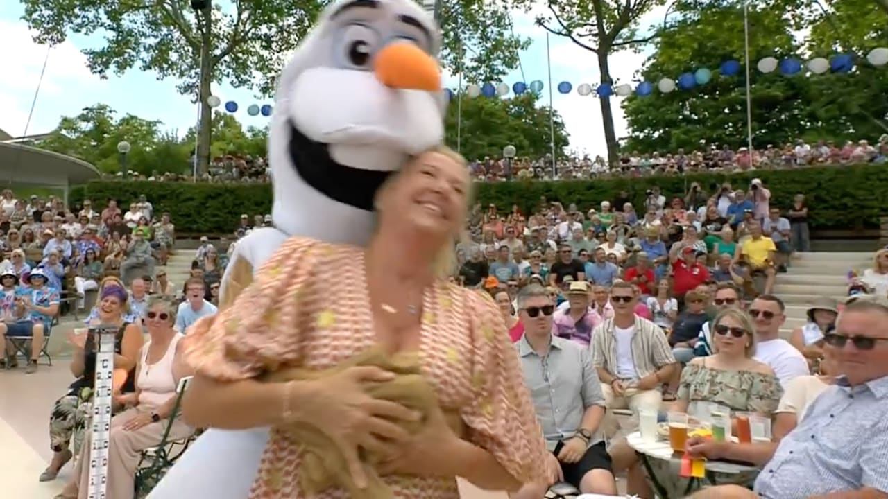 ZDF-Fernsehgarten: Kiwi parodiert Kiss-Cam-Eklat mit Schneemann Olaf | Unterhaltung