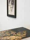 Holzdruckstock und Blatt zu „Köpfe II“ von Karl Schmidt-Rottluff.
