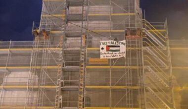 Aktivisten klettern auf Augsburger Perlachturm und bringen Palästina-Banner an