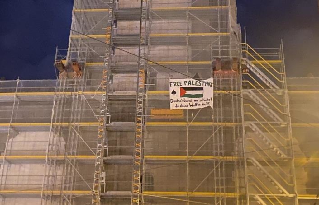 Aktivisten klettern auf Augsburger Perlachturm und bringen Palästina-Banner an