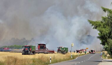 Ein Mähdrescher sorgte am Mittwoch auf einem Feld bei Spickendorf für ein Feuer. Die Einsatzkräfte konnten es schnell löschen.