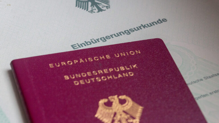 In Berlin erfolgen Antrag, Beratung, Sprachtests für den deutschen Pass digital