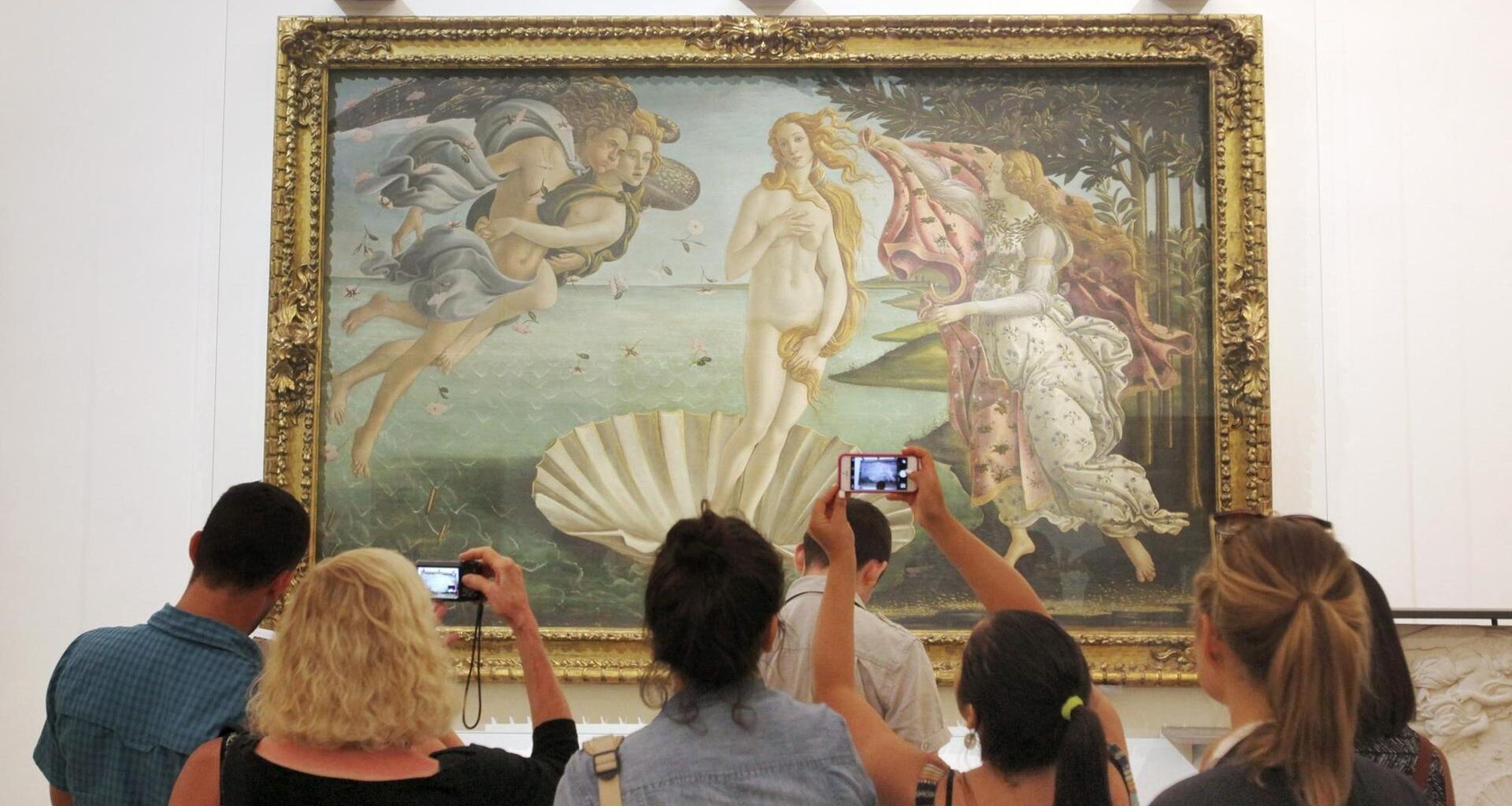Besucher stehen vor dem Gemälde "Die Geburt der Venus" in den Uffizien in Florenz.