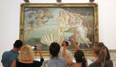 Besucher stehen vor dem Gemälde "Die Geburt der Venus" in den Uffizien in Florenz.