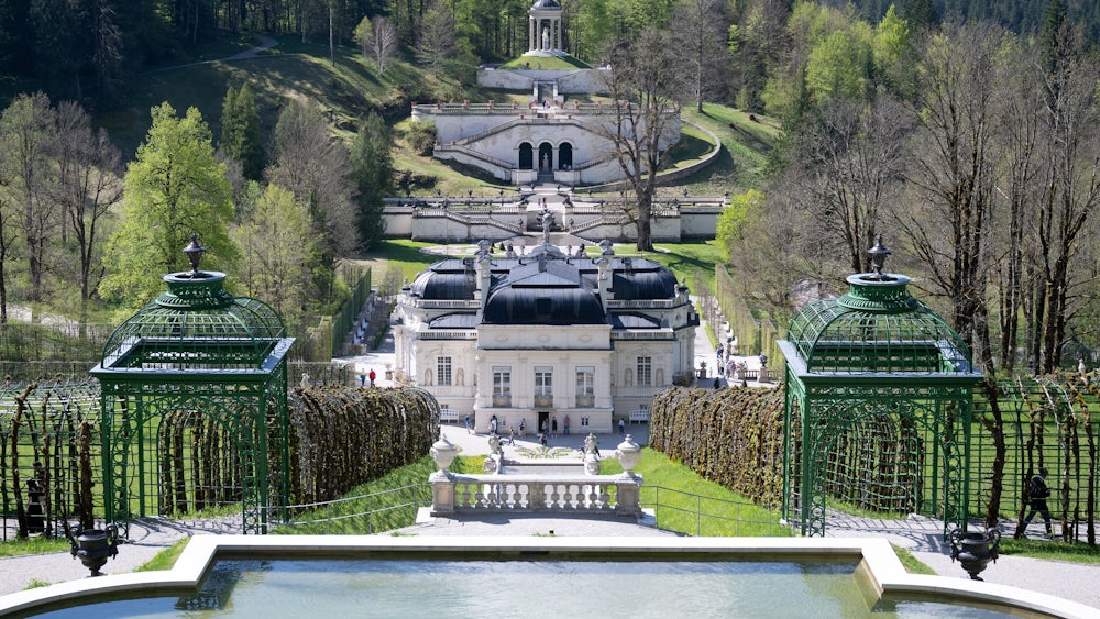 Schloss Linderhof mit Parkanlage ist evrgleichsweise klein.
