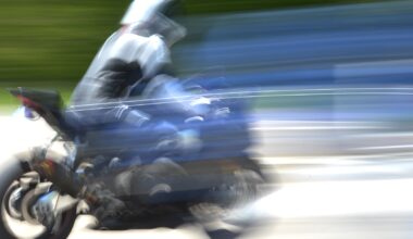 Ein Motorradfahrer. (Symbolbild)
