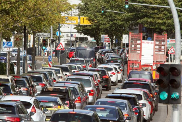 Autos stehen auf dem Königswall in Dortmund im Stau.